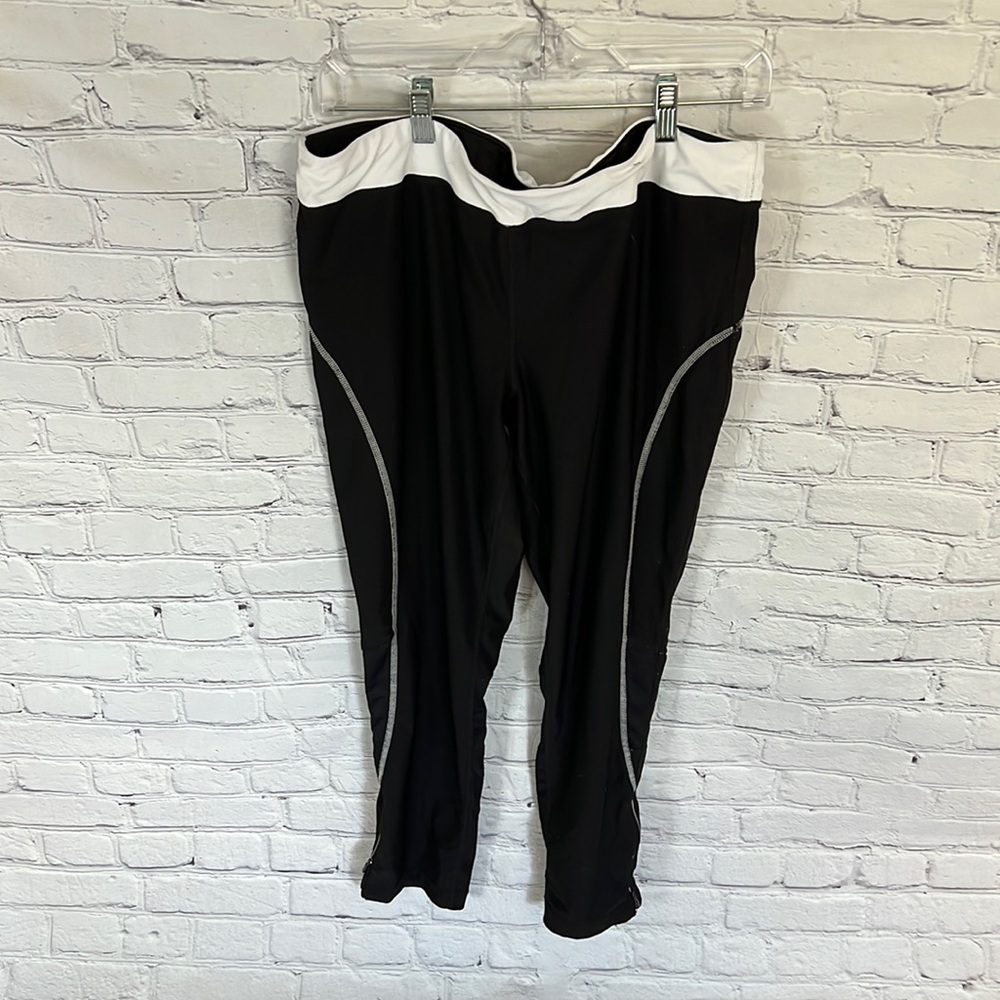 𝅺xersion | Black & White Active Leggings | XL